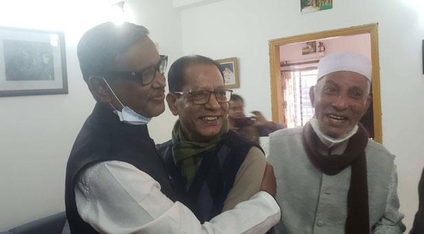 জয়ী হয়েই বিএনপি-জামায়াত প্রার্থীদের বাসায় মিষ্টি নিয়ে কাদের মির্জা